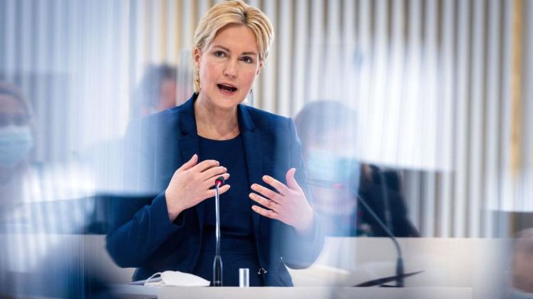 Manuela Schwesig (SPD), die Ministerpräsidentin von Mecklenburg-Vorpommern, gibt im Landtag bei einer Sondersitzung eine Regierungserklärung zu den jüngsten Entwicklungen und die weiteren Schritte in der Corona-Krise ab.