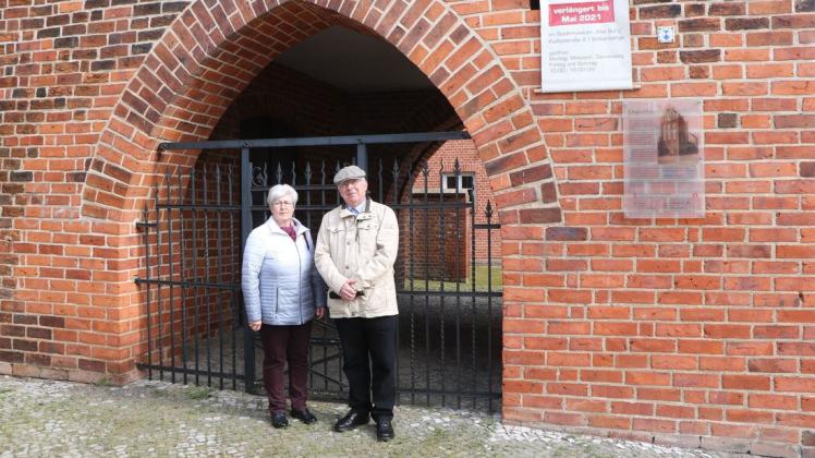 Die Stadtführer Eva-Maria und Peter Lätzsch vor dem Steintorturm. Einer der Anlaufpunkte bei einer Tour durch die Wittenberger Altstadt.