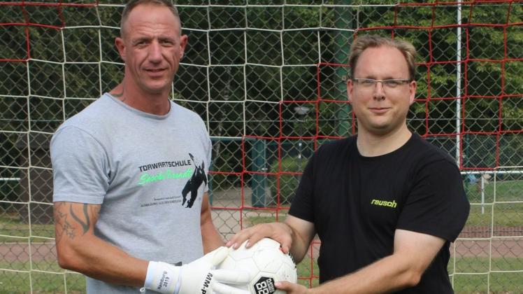 Vor knapp drei Jahren vereinbarten Sascha Brandt von der gleichnamigen Torwartschule (links) und Marco Hachmann vom Moorreger SV eine Kooperation.
