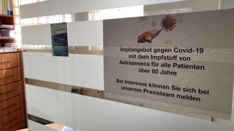 In der Ludwigsluster Praxis von Ärztin  Ann-Dörthe Holst liegen aktuell 50 Dosen Astrazeneca im Kühlschrank.