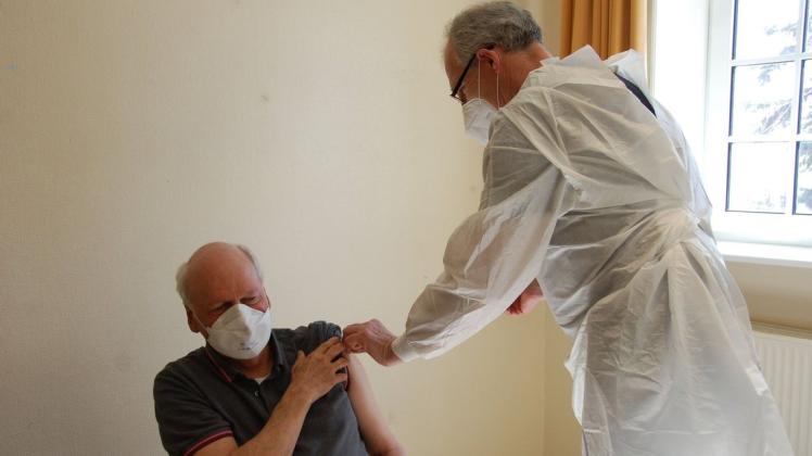 Der 72-jährige Föhrer Niels Harder freut sich, dass er geimpft wird.