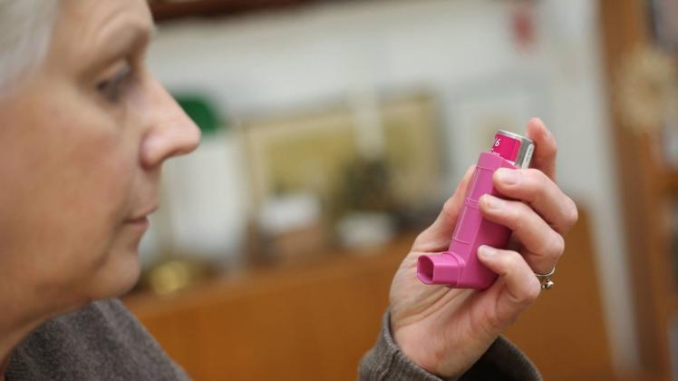 Laut einer Studie wirkt ein Asthmaspray gegen schwere Covid-Symptome.