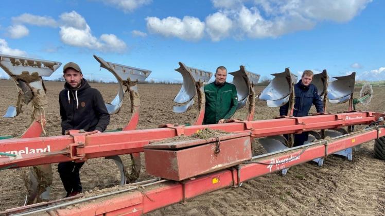 Auch sie hatten sich auf den Pflüger-Wettstreit gefreut: Florian Bahr, Marcel Fröhling und Pascal Sager (von links nach rechts) vom Landwirtschaftsbetrieb Grevesmühlen.