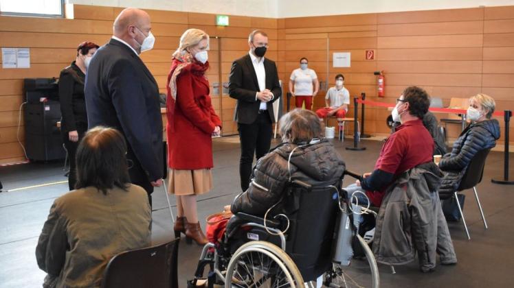 Das Impfzentrum Ludwigslust in der dortigen Stadthalle, hier beim Besuch der Ministerpäsidentin Manuela Schwesig. Jetzt wird ab kommender Woche in Hagenow ein neues Testzentrum eingerichtet.