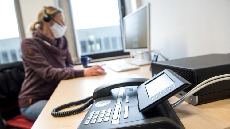 Mit Mund-Nasen-Schutz im Büro: Unternehmen engagieren sich mehr für den Gesundheitsschutz ihrer Mitarbeiter.