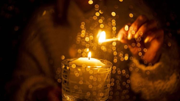 Am Sonntag (18. April) sollen Lichter in den Fenstern ein Zeichen für Anteilnahme sein. Das stille Gedenken gilt den vielen Opfern der Corona-Pandemie.
