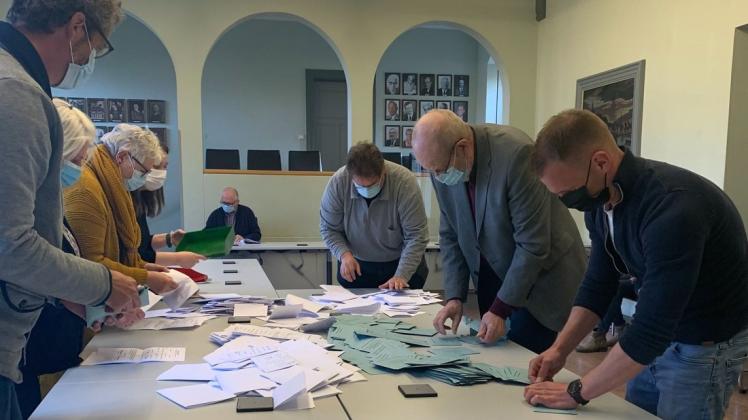 Fleißarbeit im Sitzungssaal: Die Wahlhelfer mussten drei Wahlgänge auszählen, das nahm viel Zeit in Anspruch.