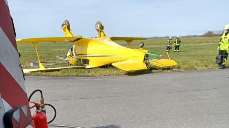 Am Donnerstag kam es zu einem Flugunfall am Flugplatz Leer-Papenburg: Ein Flugzeug drehte sich und stürzte kopfüber neben die Start- und Landebahn.