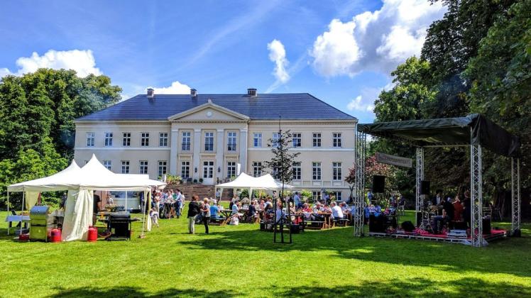 Trotz der Kulturkate und Veranstaltungen, wie hier das Picknick im Gutspark: Die Gemeinde Pritzier meint beim Wettbewerb „Unser Dorf hat Zukunft“ nicht gut abschneiden zu können.