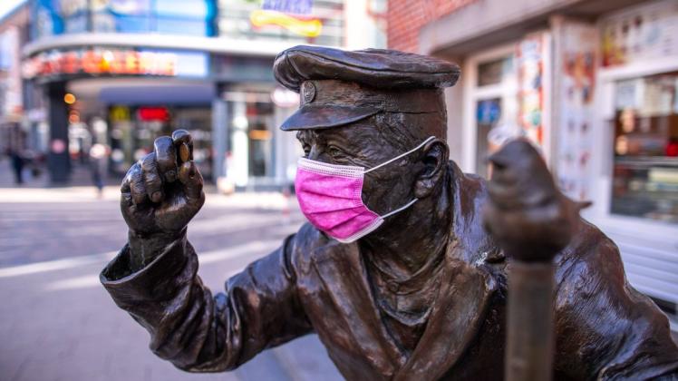 Auch Straßenfeger August Felten hält sich an die Maskenpflicht auf dem Marienplatz.
