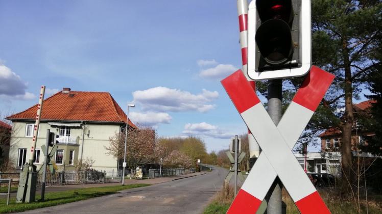 Von Montag bis Mittwoch wird der Bahnübergang an der Mühlenstraße in Kleinkummerfeld-Bahnhof wegen Sanierungsarbeiten gesperrt.
