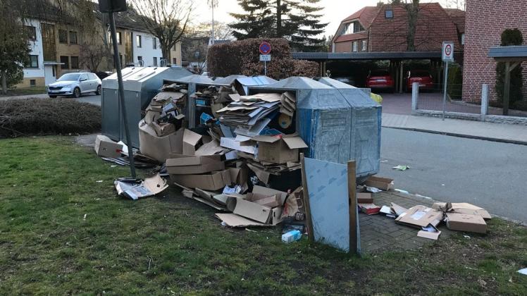 Nichts geht mehr: Die Container in der Quickborner Kampstraße sind vollkommen überfüllt. Bürger lassen ihren Müll dennoch da und legen ihn daneben ab.