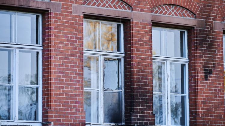 Beschädigt wurden die Fassade und Fenster am Robert Koch-Institut. Brandsätze hinterließen Rußspuren.
