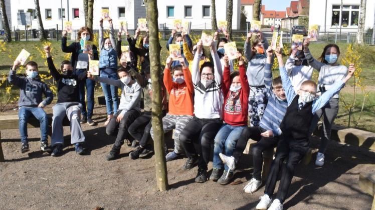 Die Freude über den neuen Lesestoff, den der "Welttag des Buches" den Schülern der Klasse 4c an der Eichenschule in Boizenburg beschert hat, war groß.