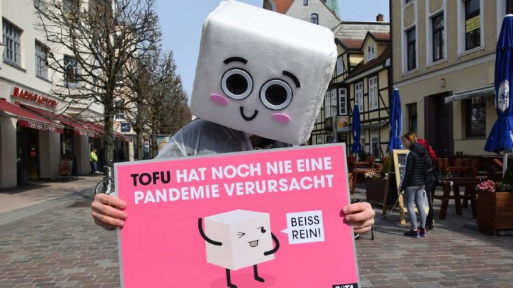 Der Slogan der Aktion von Peta-Aktivist Jens Vogt war: „Tofu hat noch nie eine Pandemie verursacht.“