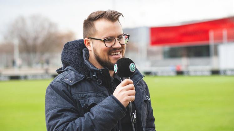 Florian von Stackelberg am Mikrofon. Beim Prignitzer eSport Cup der Volks- und Raiffeisenbank kommentiert er Spiele.