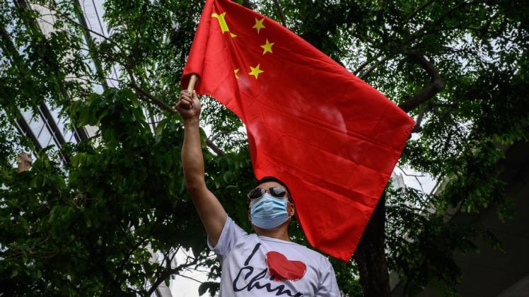 China über alles: Ein Anhänger der Regierung zeigt Flagge in Hongkong, wo soeben Regimekritiker verurteilt wurden.