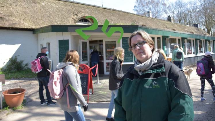 Tierparkdirektorin Verena Kaspari steht vor dem Bistrorant, wo derzeit wegen Corona nur ein kleines Sortiment an Speisen und Getränken zum Mitnehmen ausgegeben werden kann.