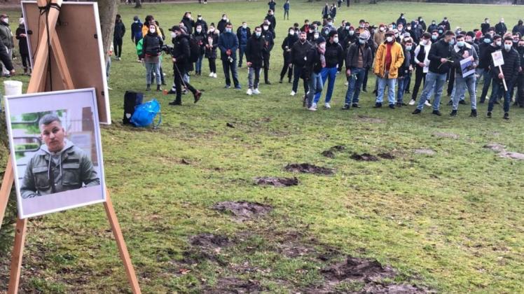 Kurz nach dem Tod des 19-Jährigen Qosay K. wurde im Wollepark eine öffentliche Trauerkundgebung veranstaltet. Kurz nach dem Tod des 19-Jährigen Qosay K. wurde im Wollepark eine öffentliche Trauerkundgebung veranstaltet.