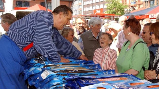Aale Dieter verkauft seit 1959 auf dem Hamburger Fischmarkt und ist bekannt für sein loses Mundwerk.