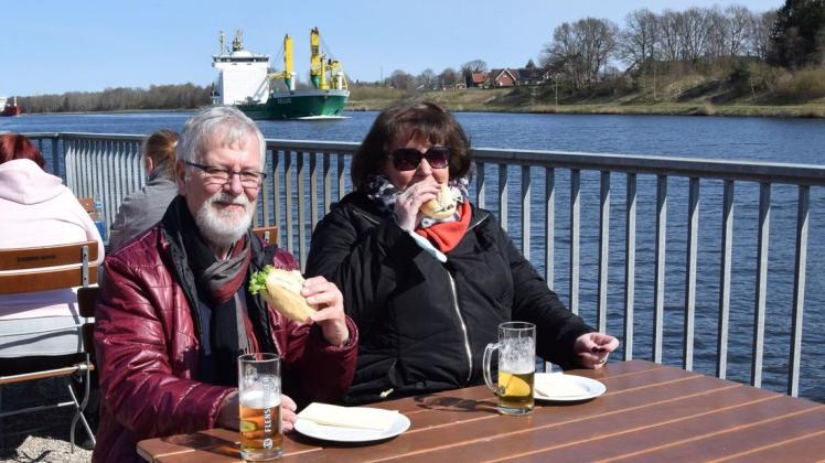 Bei strahlendem Sonnenschein genossen Norbert und Sabine Heldt Fischbrötchen und ein kühles Bier. Das Ehepaar kommt aus Glückstadt.