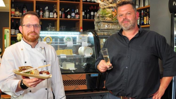 Im Bistro "Papillon Delikat" können weiter Essen und Getränke von Ulrich Debler (r.) und Koch Marcel Reimer abgeholt werden.