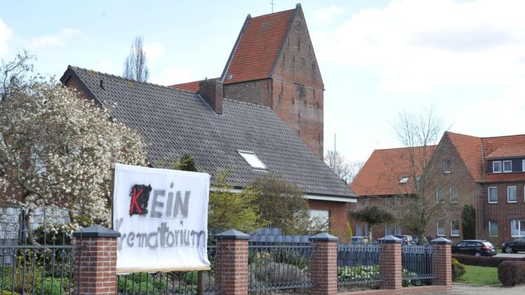 Vor allem in der Straße „Sudende“ im Schatten der Alten Rheder Kirche wurde der Widerstand gegen die Pläne für den Bau eines Krematoriums sichtbar. Vor allem in der Straße „Sudende“ im Schatten der Alten Rheder Kirche wurde der Widerstand gegen die Pläne für den Bau eines Krematoriums sichtbar.