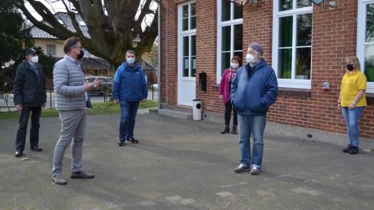 Bürgermeisterkandidat Henry Peukert (2. von links) informierte sich am Freitag bei Vertretern der einzelnen Vereine, die in der ehemaligen Bookhorner Schule zu Hause sind.