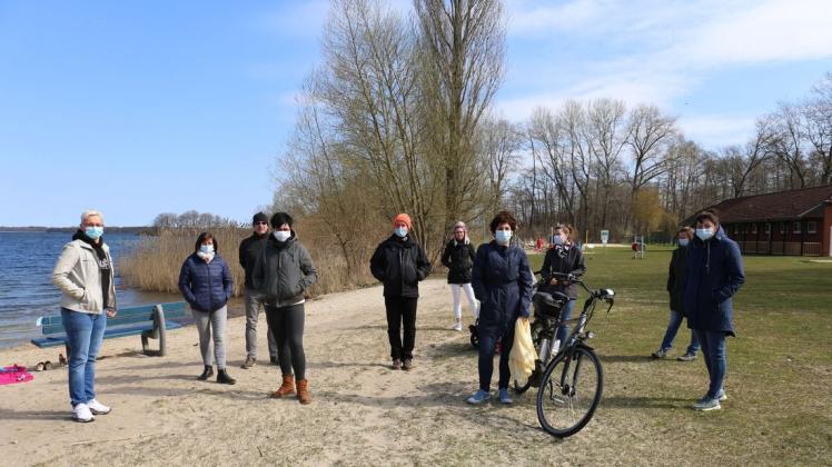 Trotz bitterer Kälte waren einige Zarrentiner Eltern ins Strandbad gekommen, sie und ihre Familien fühlen sich in der Pandemie gegängelt und allein gelassen. Jetzt wollen sie sich zusammentun, um sich zu wehren.