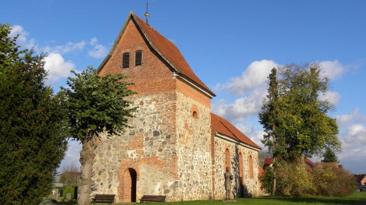 Mitte des 13. Jahrhunderts aus Feldsteinen erbaut: die Kirche in Dabel. Eine Besonderheit ist die Orgel mit eingebautem Glockenspiel, vor der Kirche steht die Skulptur einer Handglockenspielerin.