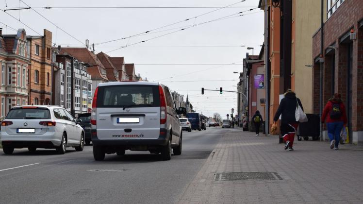 Noch fahren die Autos in der Lübecker Straße auf zwei Spuren. Das könnte bald Geschichte sein, wenn ein Radstreifen eingerichtet wird.