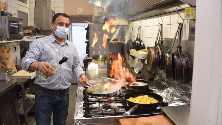 In der Küche des "Oblomow" geht es zur Sache: Inhaber und Koch Khushwant Singh bereitet eines der Stammessen mit Kartoffeln und Brokkoli vor. Er hofft auf nach dem Neustart auf viele Gäste.