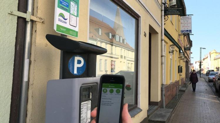 Per Handy ein Parkticket lösen. Wie hier in der Langestraße ist das seit drei Monaten in der gesamten Bützower Innenstadt möglich.