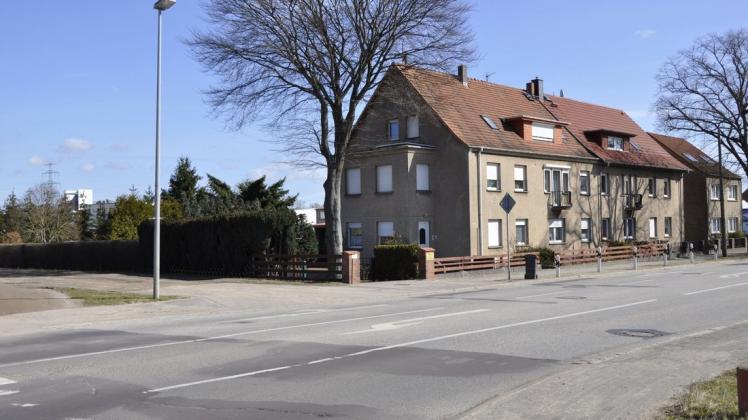 Diese Abfahrt, entlang der Hecke, ist keine Durchfahrt mehr, sondern nur eine Stichstraße.