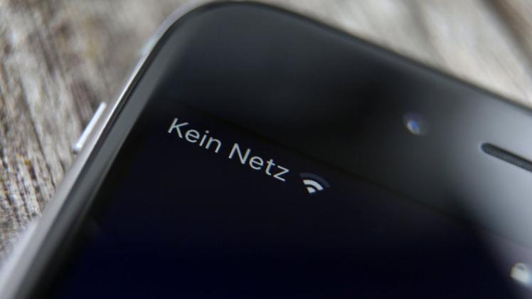 Ein bekanntes Bild im ländlichen Raum: Noch immer gibt es Funklöcher, die Mobilfunkkunden ärgern und zu merkwürdigen Telefonaten führen. Im Landkreis Ludwigslust-Parchim heißt es jedenfalls des Öfteren: Kann gerade nichts verstehen!