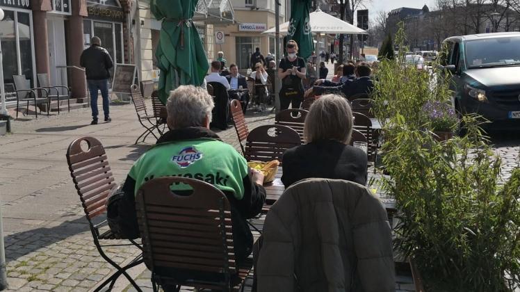 Vor dem Postkeller und vor der benachbarten Bäckerei Andresen saßen Montagmittag zahlreiche Gäste fröhlich in der Sonne.