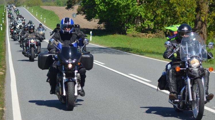 Traditionell treffen sich die Güstrower Motorradfahrer am 1. Mai zu einer großen Ausfahrt, hier im Jahr 2019. Doch Corona macht den Bikern dieses Jahr einen Strich durch die Rechnung.