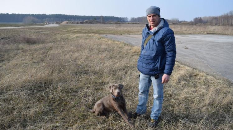Auf dem weitläufigen Gelände des ehemaligen Kiestagebaus Tarzow 1: der Jesendorfer André Gieseler mit seinem Labrador-Hund Flaffi.