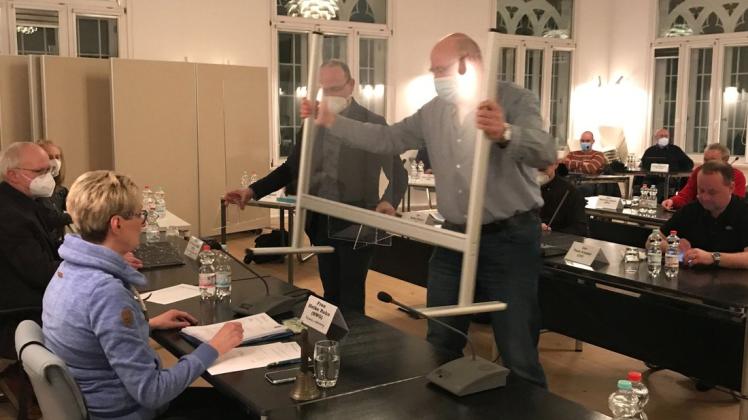 Stadtvertretersitzung in Coronazeiten: Vor Stadtpräsidentin Heike Rahn wird eine Plexiglasscheibe aufgestellt, damit sie frei reden kann.