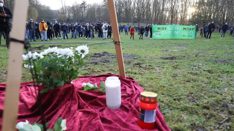 Bereits am 17. März gab es eine Trauerkundgebung im Delmenhorster Wollepark, bei der auch Mordvorwürfe laut wurden.