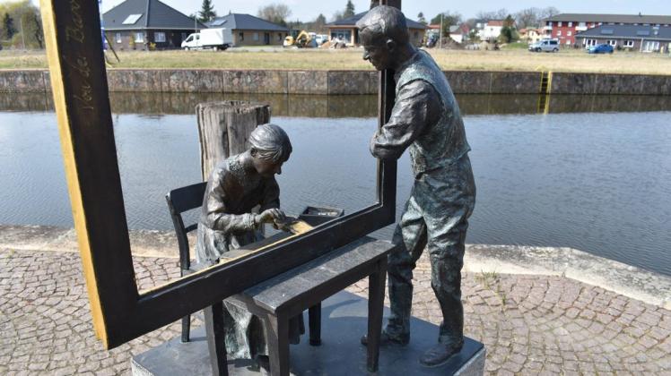 Wo jetzt ein Wohngebiet entsteht, stand früher die Goldleistenfabrik. Die Skulptur am Hafen erinnert an diesen Teil der Grabower Geschichte.