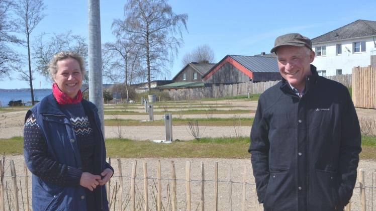 Wohnmobilpark nimmt Form an: Anja und Achim Kuhnt haben 17 Wohnmobilstellplätze mit Liegewiese am Großen Plöner See neu angelegt.