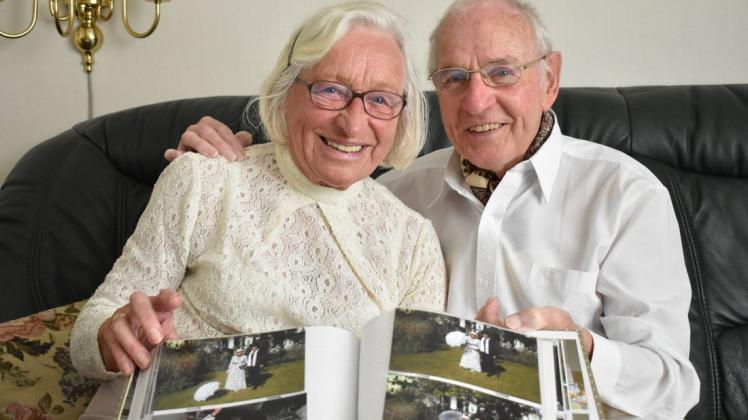 Diese beiden Rostocker feiern am 21. April 65 Jahre Eheglück, schick gemacht wie auf den Fotos im Familienalbum.