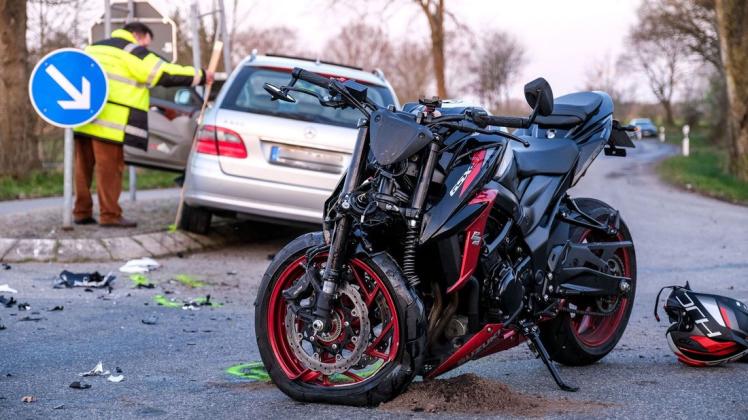 Bei einem schweren Verkehrsunfall in Meyn bei Handewitt istein 24 Jahre alter Motorradfahrer bei einer Kollision mit einem Auto schwer verletzt worden.