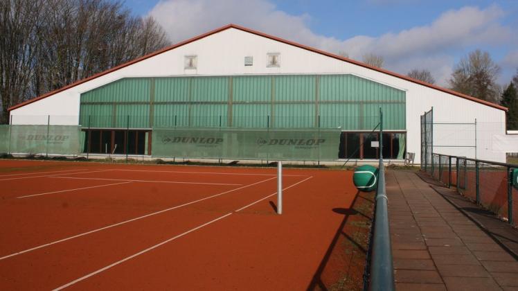 Während in der Tennishalle des Schenefelder TC bereits der Schläger geschwungen werden darf, sind die Außenplätze aktuell noch gesperrt.