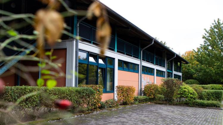 Die Sporthalle des SV Rugenbergen ist seit Montag ein Testzentrum. Dort können sich Freiwillige auf das Coronavirus testen lassen.