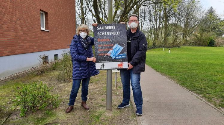 Brigitte Daum und Jacob Gossler von der Schenefelder SPD laden die Bürger für den 24. April zum Saubermachen ein.