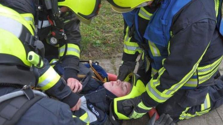 In Situationen wie der Rettung eines Kameraden ist Abstand kaum möglich: hier die Freiwillige Feuerwehr der Barlachstadt bei einer Übung am Bärstämmweg.