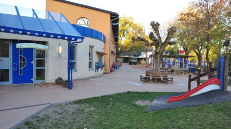 Die pädagogischen und technischen Mitarbeiter der Kindertagesstätte "Störspatzen" dürfen sich über eine Corona-Prämie von der Plater Gemeinde freuen.