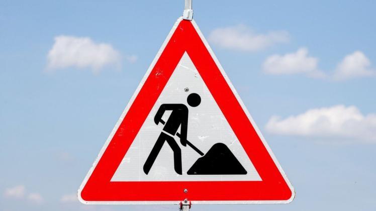 Achtung Baustelle: Dieses Schild werden die Kuhstorfer in den kommenden Jahren wohl noch häufiger sehen. Die Gemeinde möchte ihre unbefestigten Wege ausbauen.